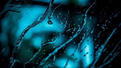 Glass spray drops 4k wallpaper