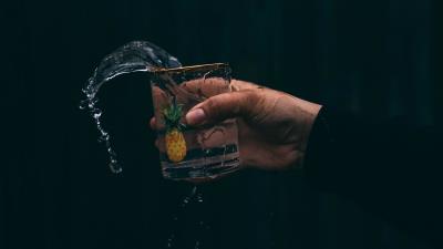 Glass spray hand 4k wallpaper