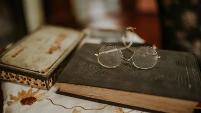 Glasses book old 4k wallpaper