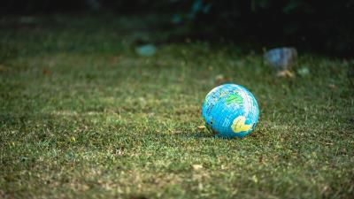 Globe ball grass 4k wallpaper