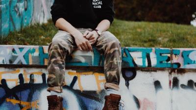 Guy shoes pants sits 4k wallpaper