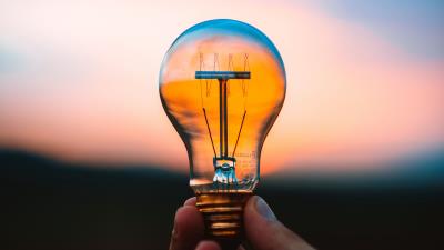 Hand bulb light 4k wallpaper