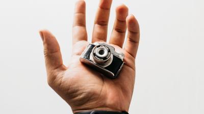 Hand camera retro 4k wallpaper