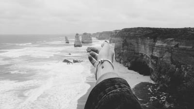 Hand coast bw 4k wallpaper