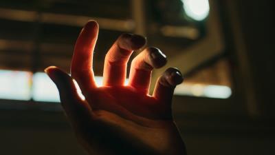 Hand fingers light 4k wallpaper