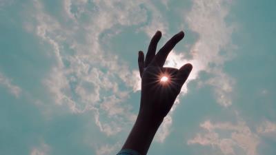 Hand fingers sun 4k wallpaper