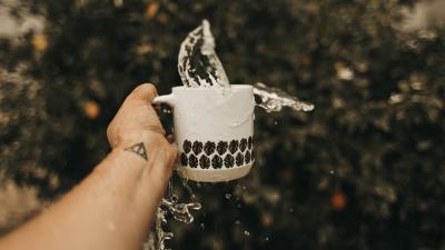 Hand mug spill 4k wallpaper