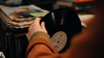 Hand plate ring 4k wallpaper