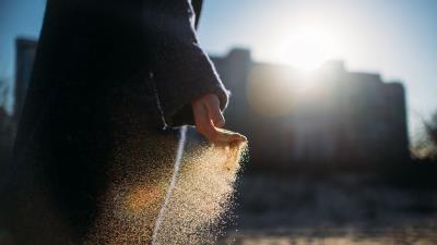 Hand sand sunlight 4k wallpaper
