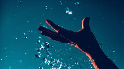 Hand spray drops 4k wallpaper