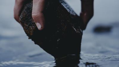 Hand stone water 4k wallpaper