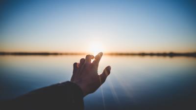 Hand sun extend 4k wallpaper