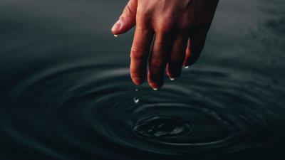 Hand water drops image 4k wallpaper