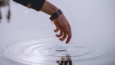 Hand water drops 4k wallpaper
