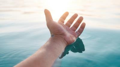 Hand water sun 4k wallpaper