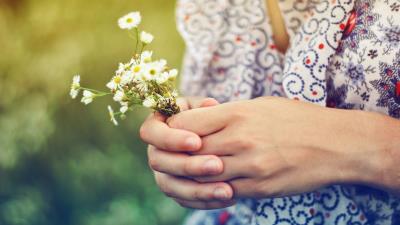 Hands bouquet flowers gir 4k wallpaper