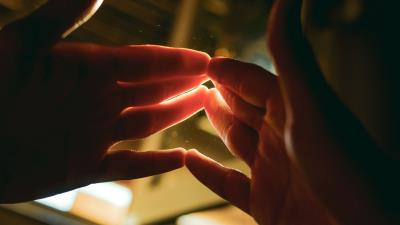 Hands fingers rays 4k wallpaper