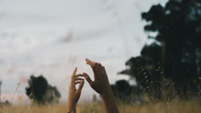 Hands fingers sky 4k wallpaper