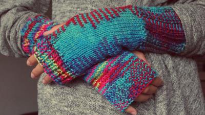 Hands gloves knitted bright 4k wallpaper