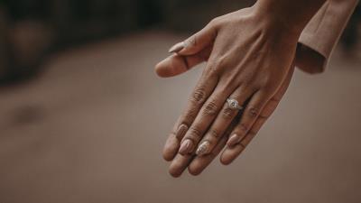 Hands ring couple 4k wallpaper
