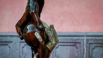 Hands sculpture ball 4k wallpaper