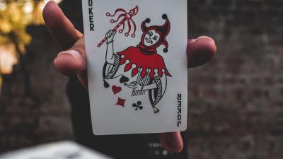 Joker card fingers 4k wallpaper