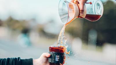 Jug glass pour 4k wallpaper