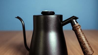 Kettle dishes table 4k wallpaper