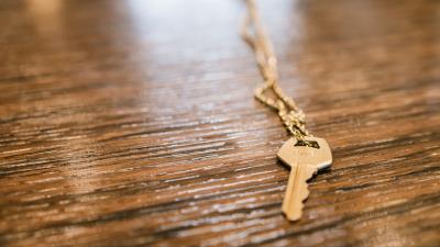 Key chain gold 4k wallpaper