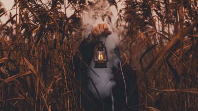 Lamp hand smoke 4k wallpaper