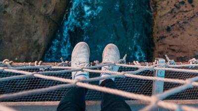 Legs river flow 4k wallpaper