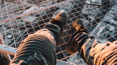 Legs roof city 4k wallpaper