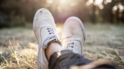 Legs sneakers sun 4k wallpaper