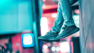 Legs wall sneakers 4k wallpaper