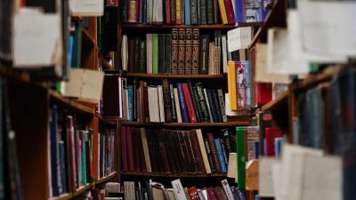 Library books shelves 4k wallpaper