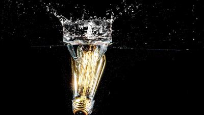 Light bulb water spray 4k wallpaper