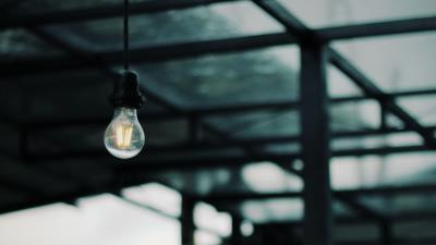 Lightbulb construction blur 4k wallpaper