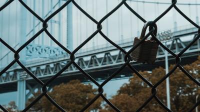 Lock fence mesh 4k wallpaper