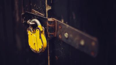 Lock rust yellow 4k wallpaper