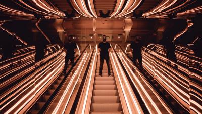 Man escalator reflection 4k wallpaper