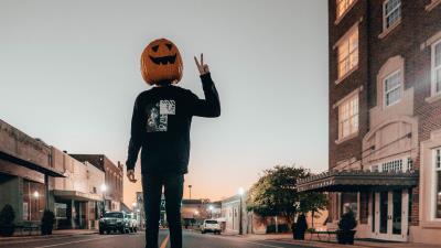 Man halloween gesture 4k wallpaper