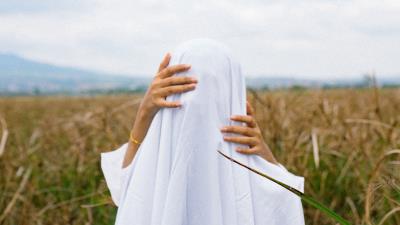 Man hands cloth 4k wallpaper