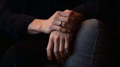 Man hands ring 4k wallpaper