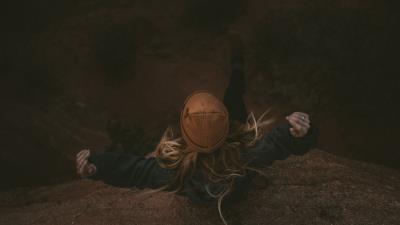 Man hat cliff 4k wallpaper