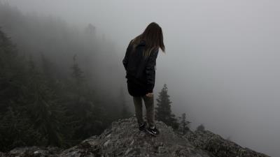 Man hill cliff fog 4k wallpaper