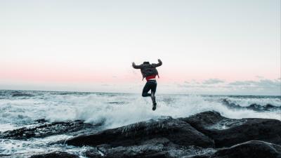 Man jump waves 4k wallpaper