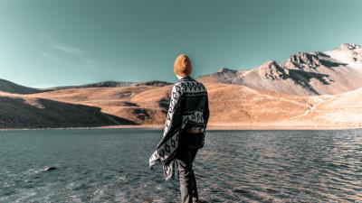 Man lake shore 4k wallpaper