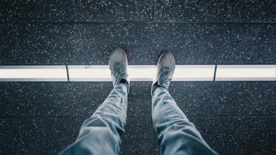 Man legs sneakers 4k wallpaper