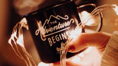 Mug garland hand 4k wallpaper