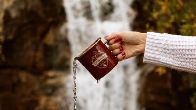 Mug hand water 4k wallpaper